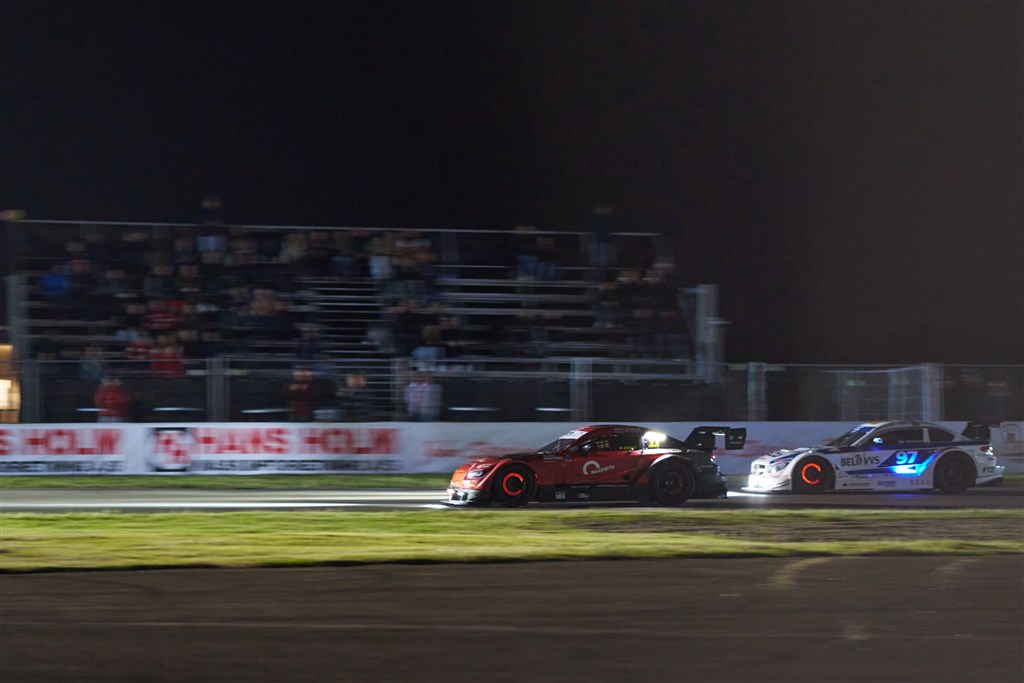 På sidste omgang af finalen dykkede Martin Andersen (11) forbi Ole Petersen (97) og gik i front.
(Foto: Stumpphoto)